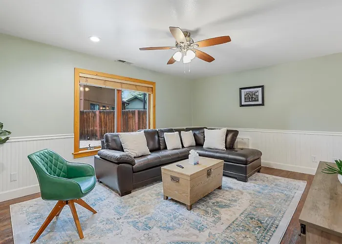 Bluebird Song Prime Location Outdoor Retreat With Fenced Yard And Firepit Holiday home